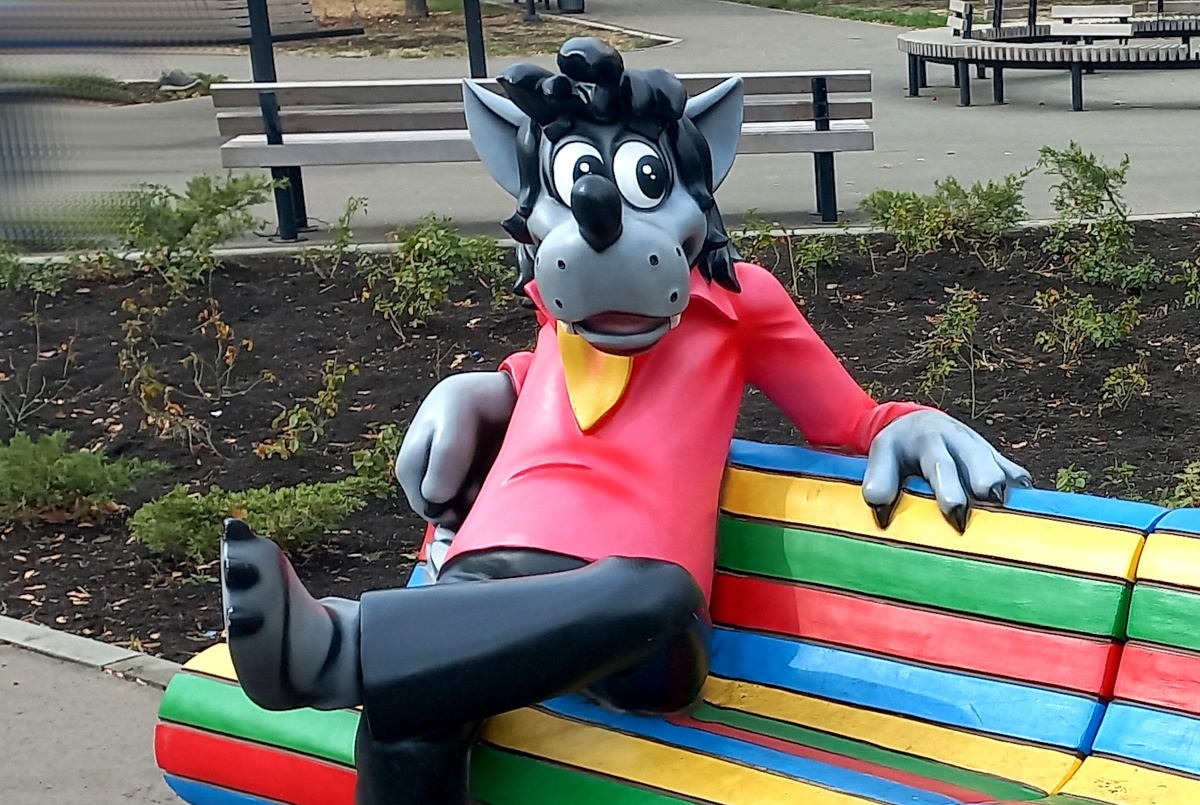 Волк и заяц из «Ну, погоди!» в Донецке. Фото осень 2025 г