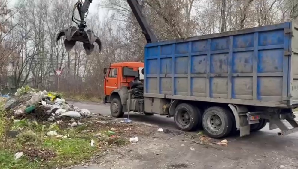    Нарушитель, выгружавший мусор из грузовика на контейнерную площадку в Боре, был найден по камерам наблюдения