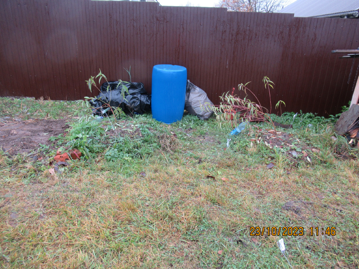 На фот справа.