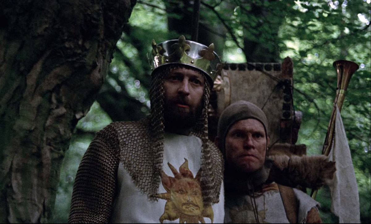 Король Артур — мифологический король из древнеанглийской и валлийской средневековой литературы. В «Монти Пайтон и Священный Грааль» его роль исполняет Грэм Чепмен. На его тунике изображено Солнце, так как сам король Артур символизирует Солнце и его годичный путь