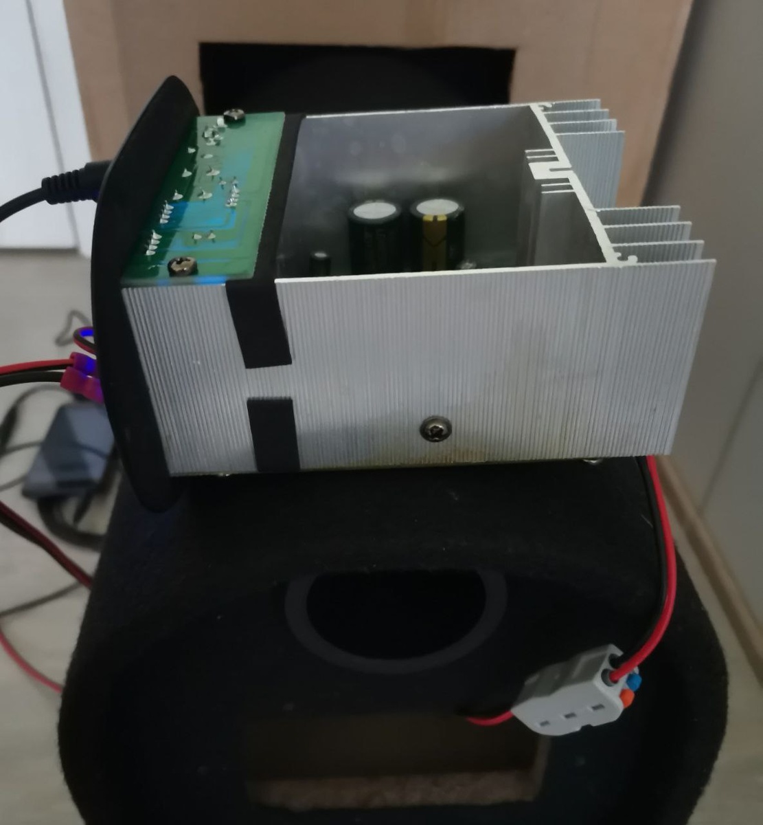 Сабвуфер в шумоизолированном ящике