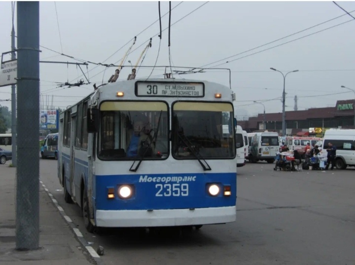 Троллейбус 30. Как видим он шел до проезда Энтузиастов (следующая остановка после метро Авиамоторная)