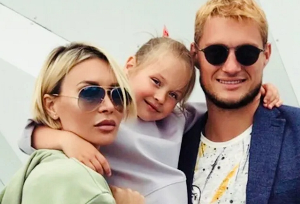 Элина Камирен с дочкой Сашей и Александром Задойновым. Фото: соцсети