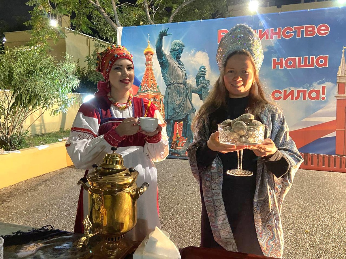 Наши красавицы со сбитнем и пряниками