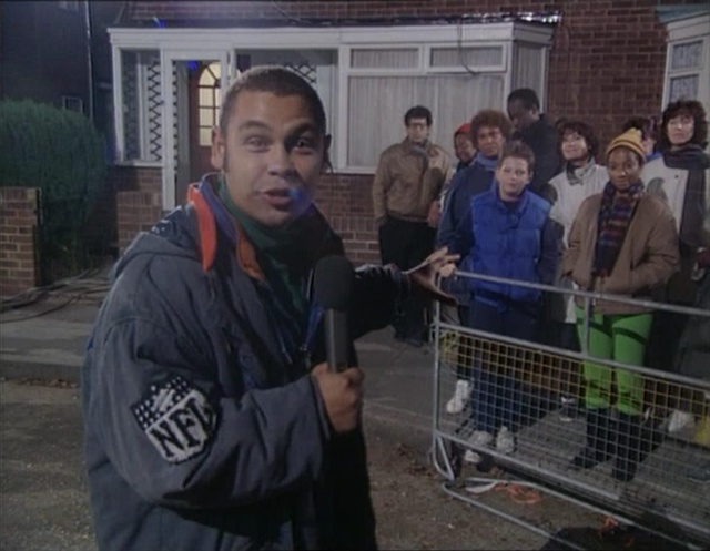 Крейг Чарльз на улице берёт интервью у прохожих