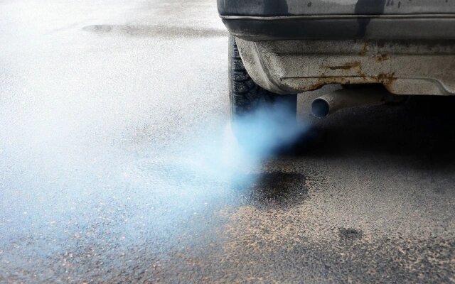 Следить за цветом и характером выхлопа крайне важно: иной раз это может рассказать о состоянии двигателя лучше любого датчика (Фото: Anna_Polyakova / Shutterstock / FOTODOM)