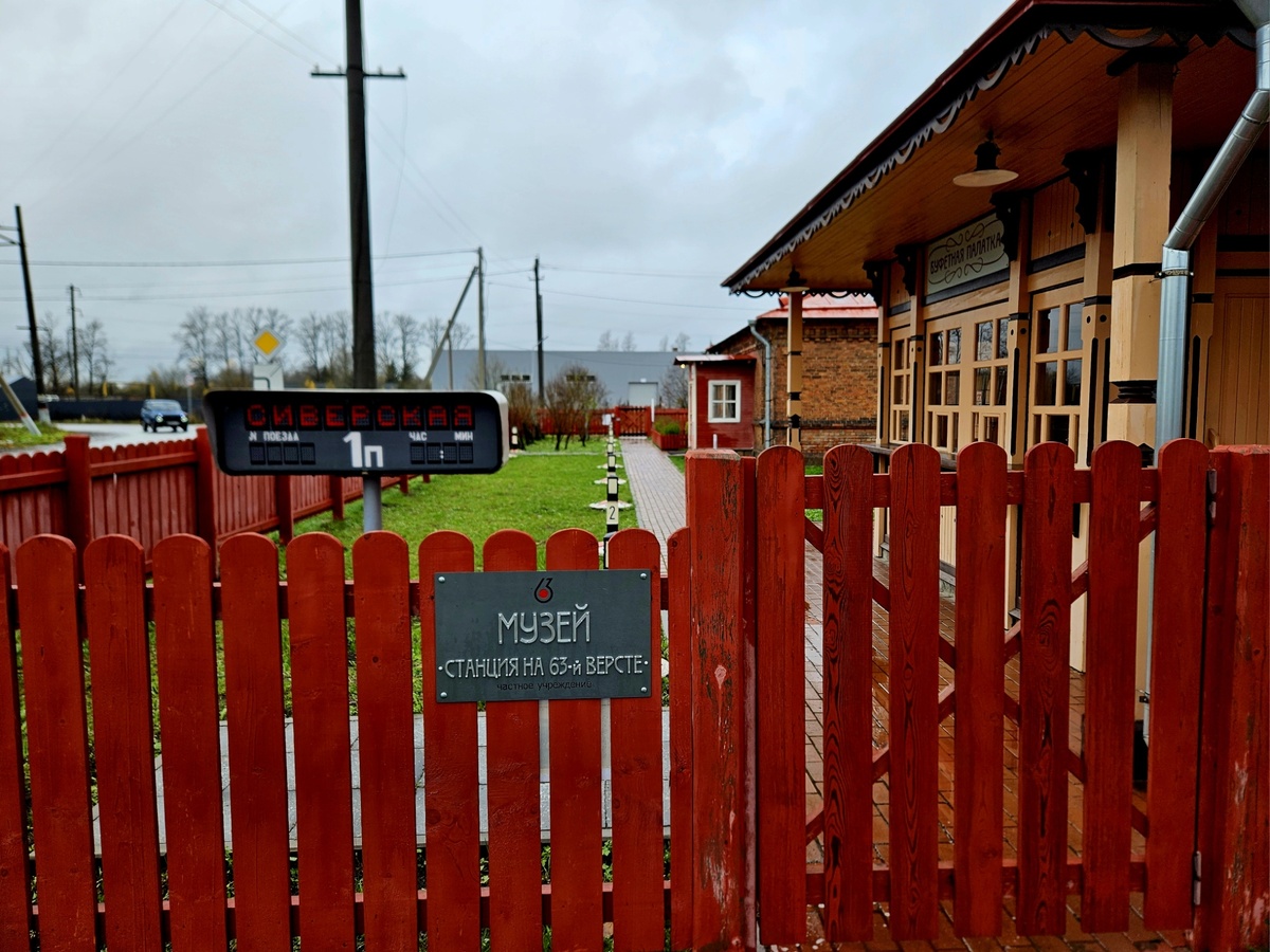 Это не вход. Вход — с другой стороны.