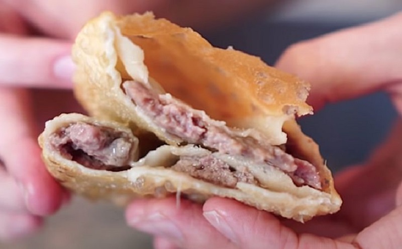 Чебуреки по этому рецепту всегда получаются сочными: секрет теста из советской чебуречной