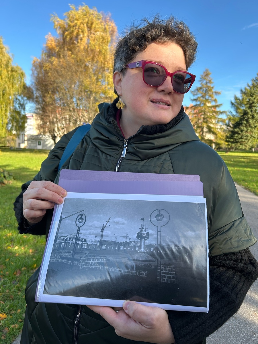 У Екатерины с собой папка с историей. 