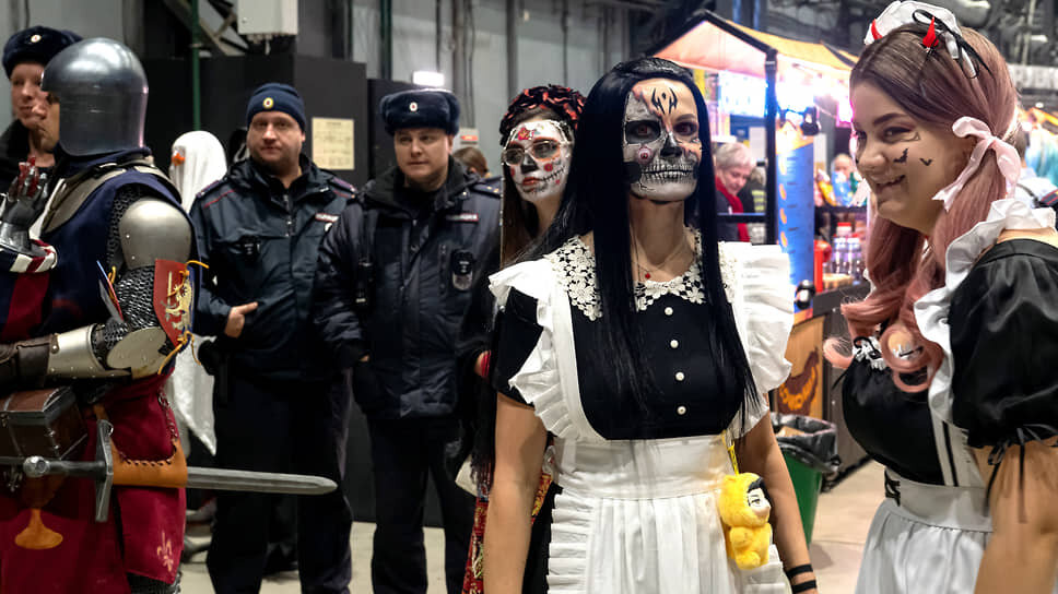 Спустя три часа после начала фестиваля ведущий сообщил о досрочном его завершении и попросил всех присутствующих покинуть площадку в течение часа.📷Фото: Андрей Бок / Коммерсантъ