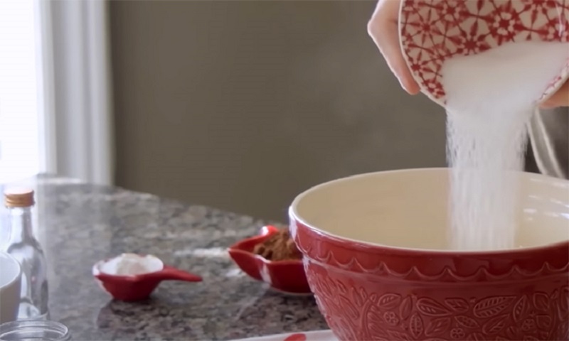 Шоколадные капкейки с начинкой из вишни: вкус праздника в каждом кусочке