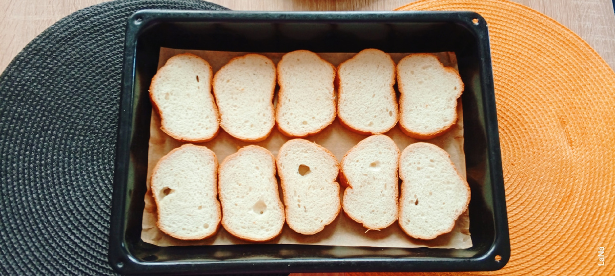 Количество бутербродов зависит только от вас. Выкладываем на застеленный пергаментной бумагой  противень ломтики батона и отправляем их в разогретую до 180° духовку - на 10-15 мин, немного подрумянить, смотрите по своей духовке.