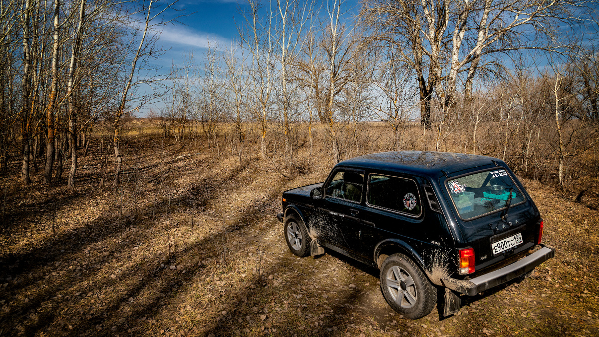На металлический бамер «Нивы» можно и нонами встать, когда багажник на крыше загружаешь)