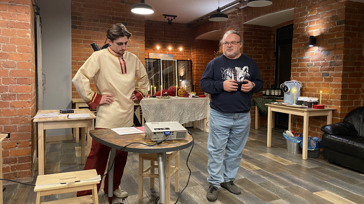 На премьерной вечеринке: ведущий Мертвый Скоморох (актер Артем Мосин-Щепачев) и основатель платформы FabulaNova Михаил Виноградов