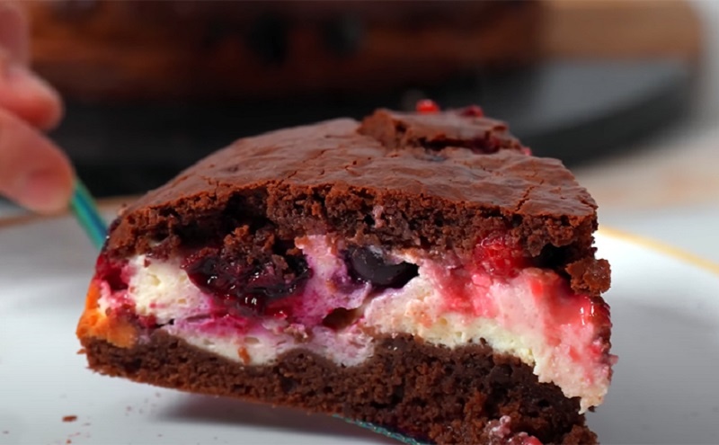 Шоколадный пирог с творогом и ягодами: десерт, который удивит всех