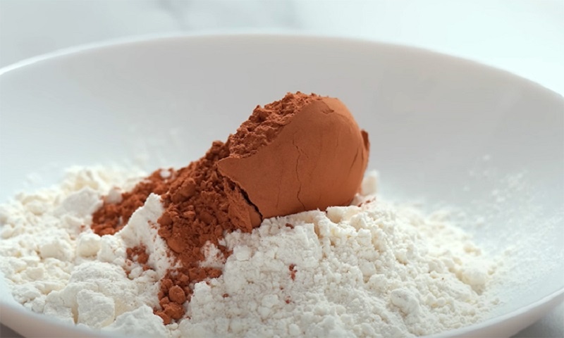 Шоколадный пирог с творогом и ягодами: десерт, который удивит всех