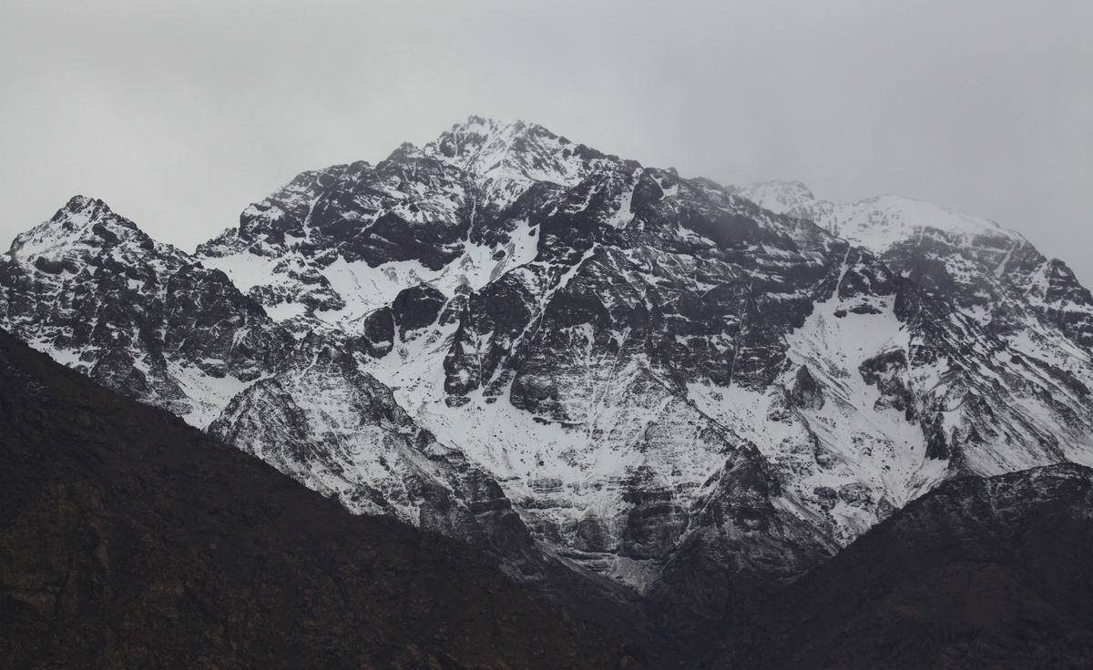 Вершина Тубкаль засыпана свежим снегом и выглядит неприветливо