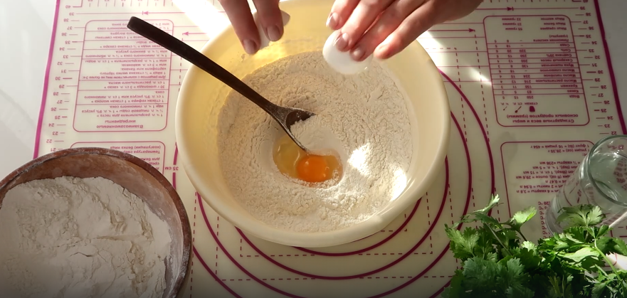 Разбиваем яйцо