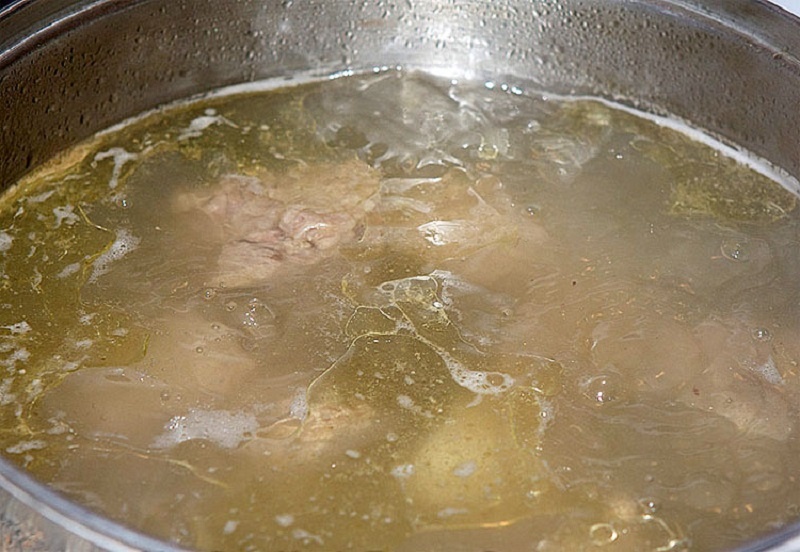 Щи с квашеной капустой и бужениной: насыщенный суп для особого случая