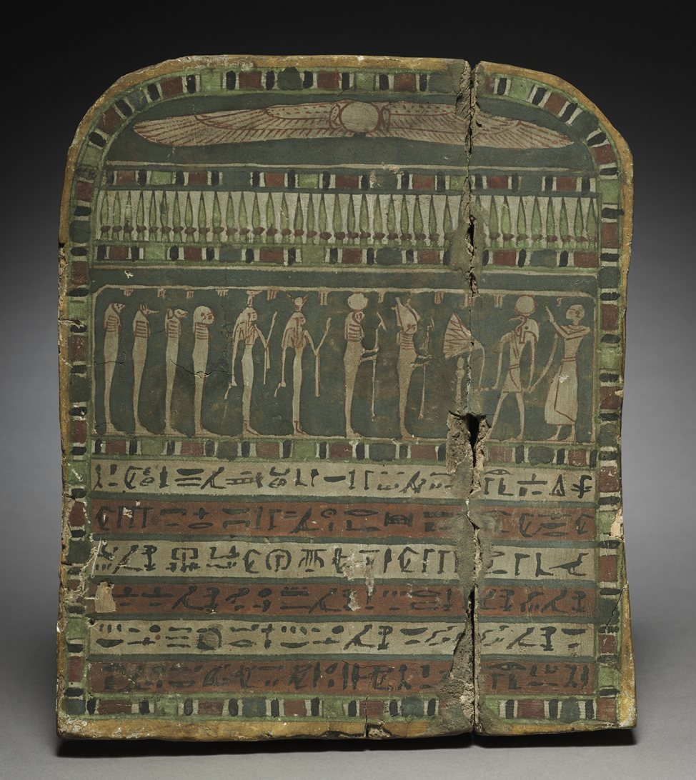 Погребальная стела Несптаха
664–525 гг. до н. э., Египет, Поздний период (715–332 гг. до н. э.), XXVI династия
Крылатый солнечный диск с подвесными уреями (кобрами) возвышается над верхней частью этой погребальной стелы.
В центральной сцене изображён покойный (справа), которого бог Тот вводит в присутствие богов загробного мира. Во главе процессии стоят Осирис и Ра-Хорахти, а за ними — Исида, Нефтида и Четверо сыновей Гора.
