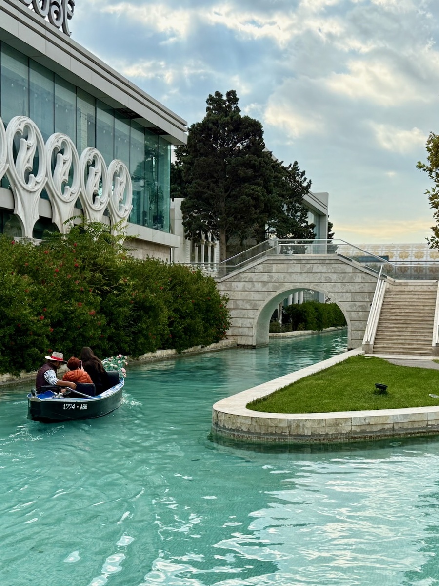 В Венеции, если вы переплываете улицу на красный свет, у вас на месяц отбирают плавки🤣