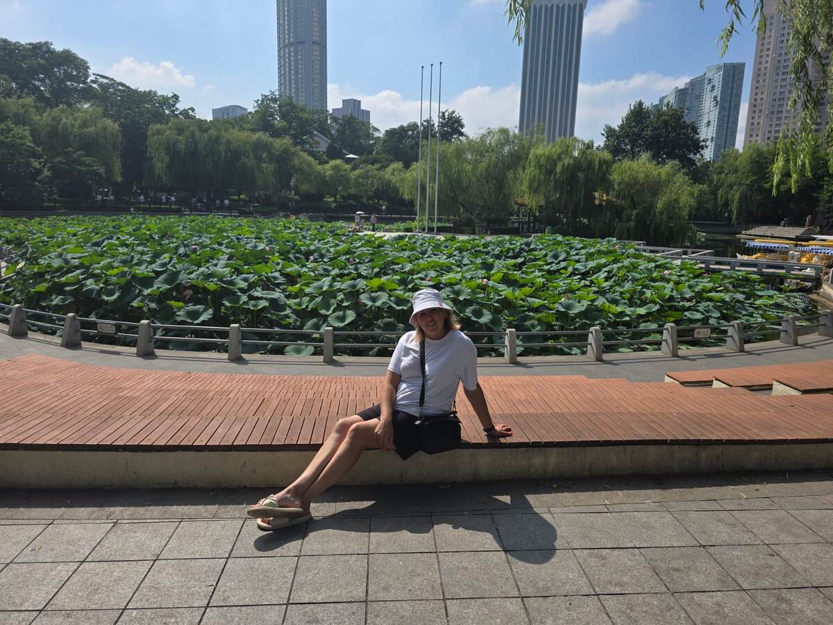 Озеро лотосов при входе в парк