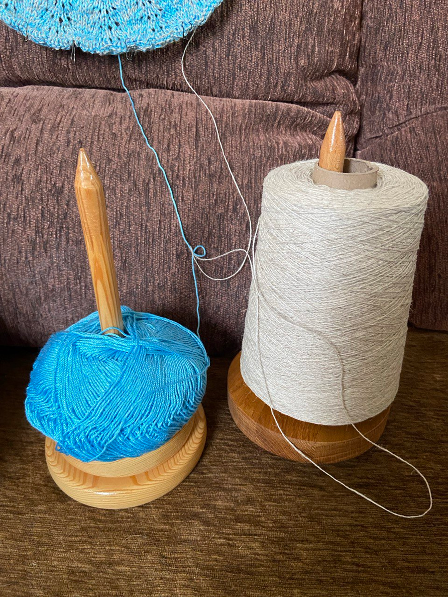 АлизеДива - слева, справа - бобина хлопка с льном