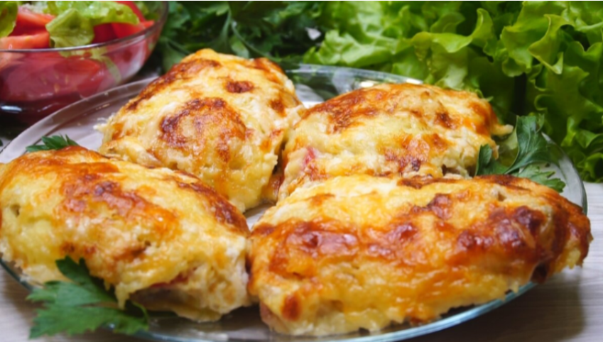 До чего же вкусно получается! Беру мясо, добавляю грибочки и картошку (мой рецепт на вечер после работы). Руки свободны, ужин в духовке...
