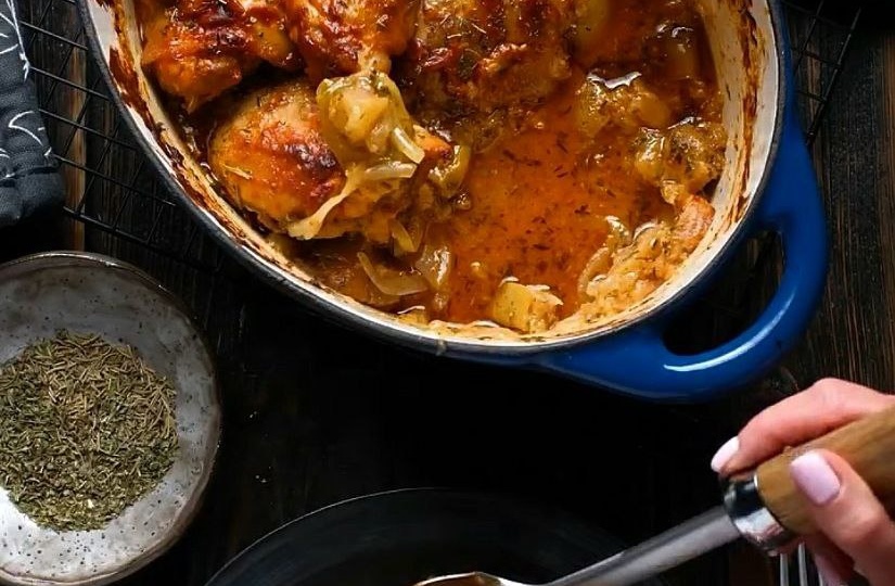 Курица, запечённая на яблоках — идеальный ужин для выходных