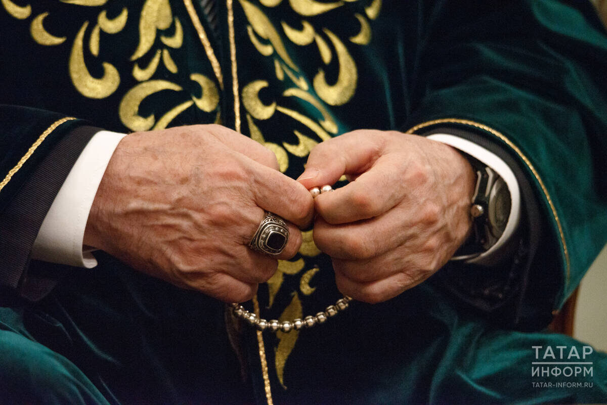 «Чеченцы с шумом бегают по кругу, читая зикр, а мы берем диспе (четки, – прим. Т-и) и тихо поминаем Всевышнего – никто не видит и не слышит»Фото: © Владимир Васильев / «Татар-информ»