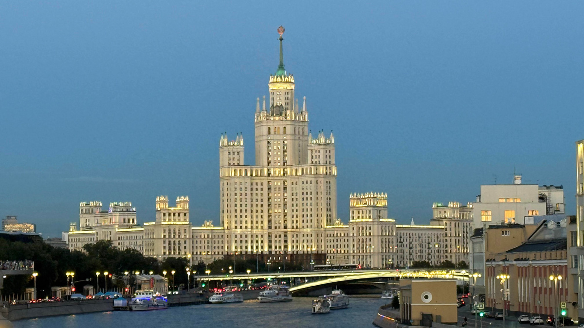 Сталинская высотка, вид вечером