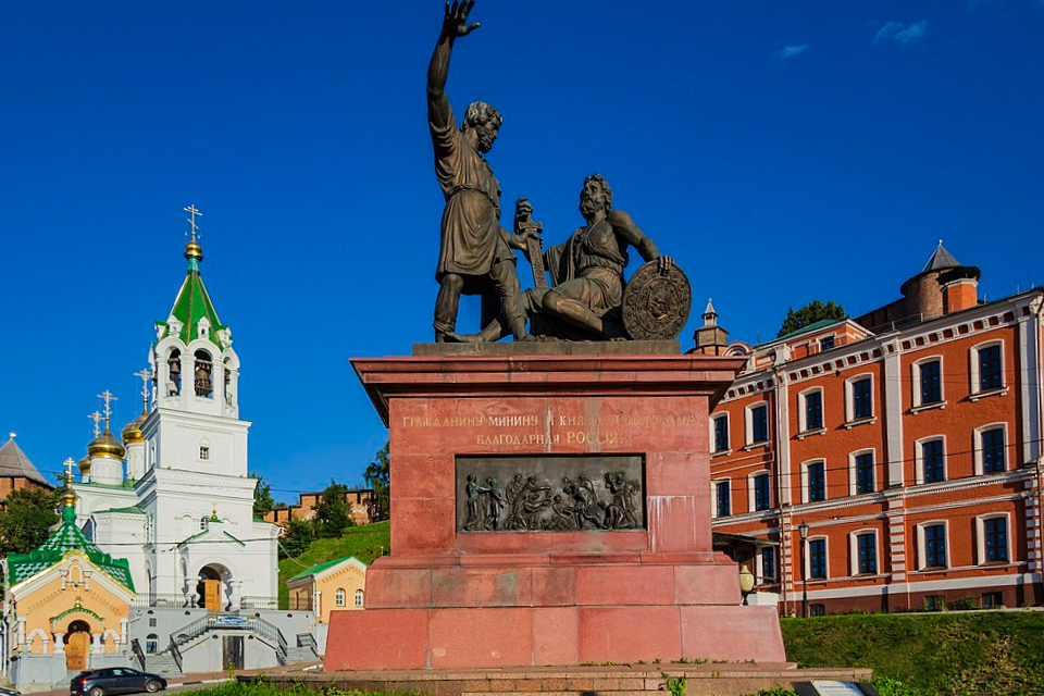 Памятник Минину и Пожарскому в Нижнем Новгороде. Одеяния этих славных героев (особенно князя Пожарского) не соответствуют реалиям того времени, а являются творческой трактовкой замысла скульптора О. Комова. Фото en.wikipedia.org