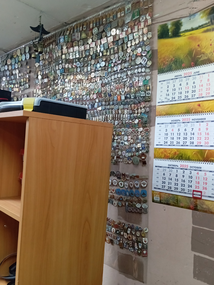 Фото со значками ближе.