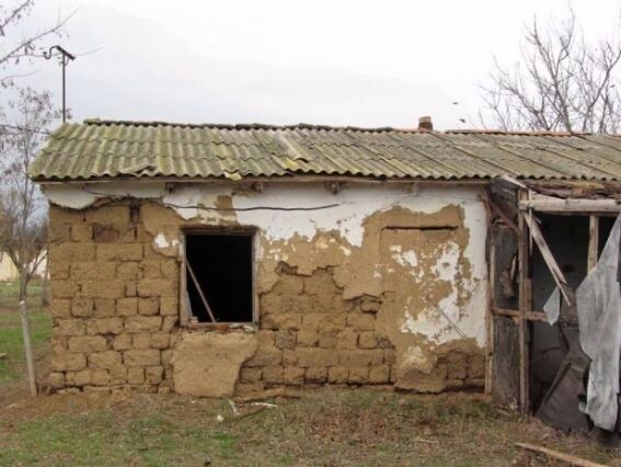 Саманный дом, построенный лет 70 назад - если его отремонтировать - прослужил бы еще столько же
