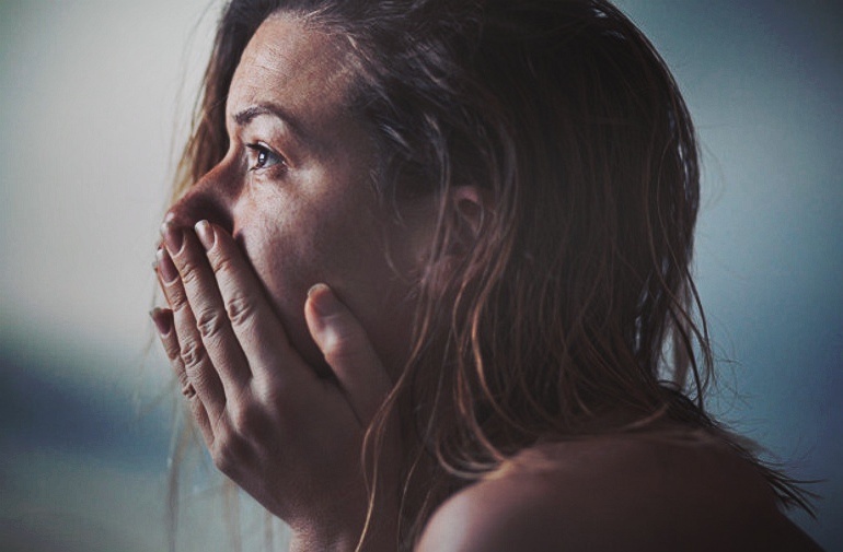 Алёнка сидела на кухне и смотрела на погасший экран... 