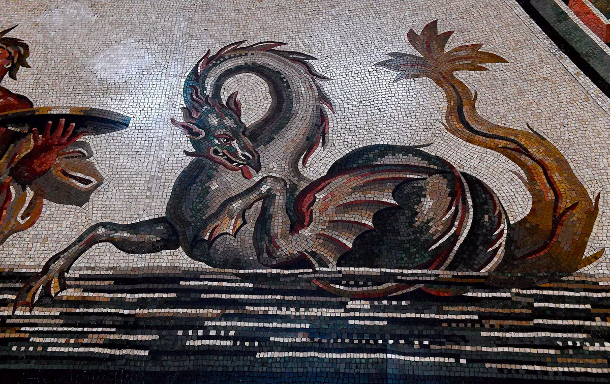 На римской мозаике возвышается драконоподобное морское существо. Эта мозаика, созданная в городе Отиколи в центральной Италии в III веке, позже была установлена в Круглом зале Музея Пия-Климентино в Ватикане.