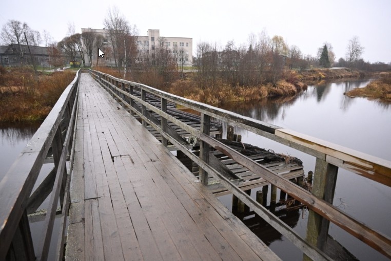 По поручению главы Карелии будут выделены деньги на ремонт больничного пешеходного моста через реку Олонка© Правительство РК📷
