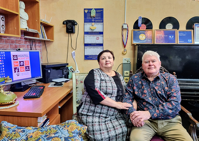 
Супруги Якутовы Ольга и Юрий в стенах своего хостела