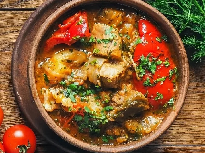 Чанахи по-грузински: Густое и ароматное рагу из баранины в горшочках