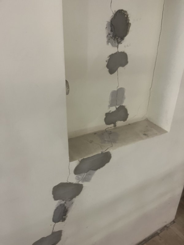 Множество гипсовых маяков на трещине не свидетельствует о качественном наблюдении. Скорее это говорит о недостаточной осведомленности специалистов относительно современных способов мониторинга деформаций.