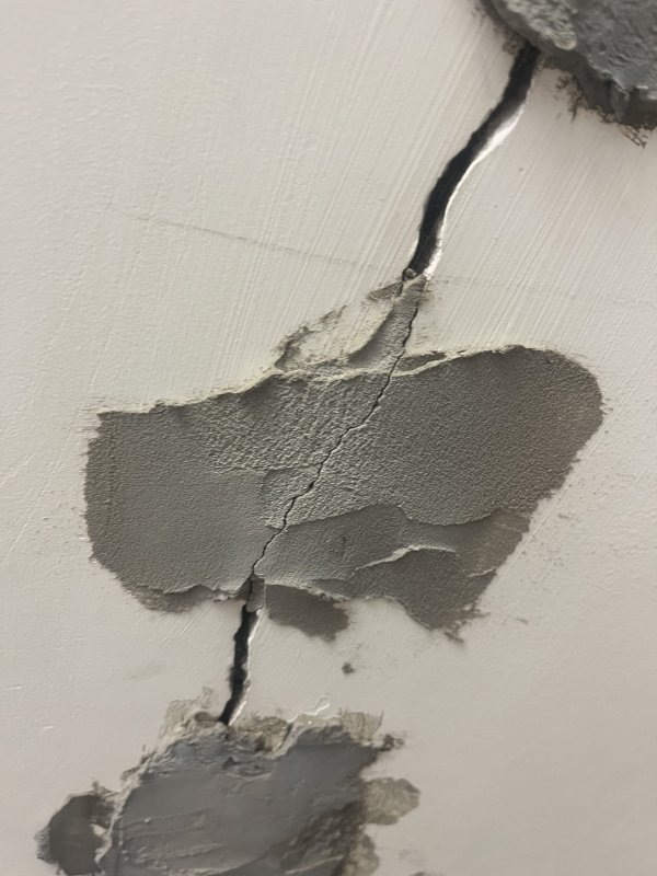 Качественный гипсовый маяк для наблюдения за трещинами совсем не похож на токую вот кляксу.