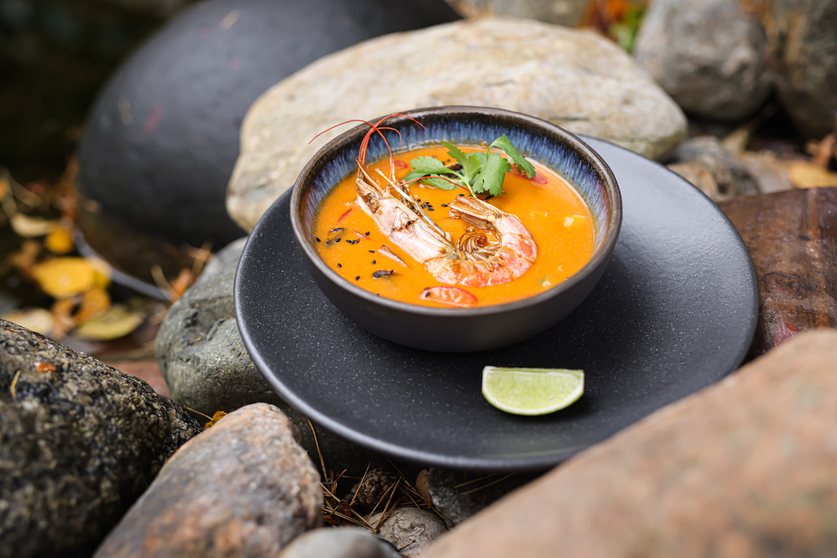 Тайский суп с камбалой и лангустином