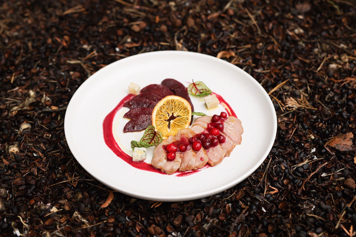 Утиная грудка с грушей в красном вине