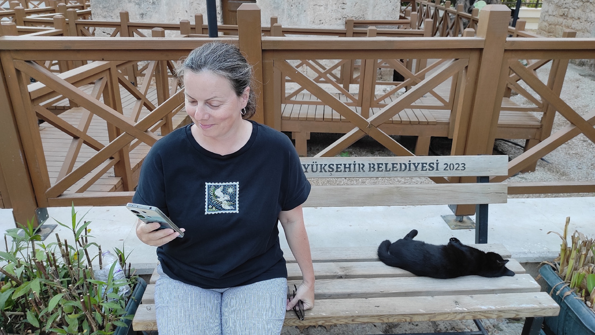 Кошка отдыхает на лавочке. Спасибо, что оставила место! И обратите, кстати, внимание на рисунок на футболке. Правда же красивый?)) Фото: Кирилл Полиенко/Polienko: путешествуем вдвоём