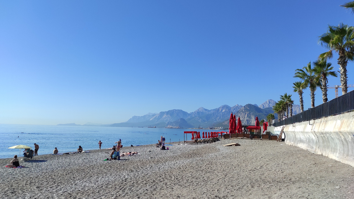 Раннее утро, людей мало. Народ подтягивается, попозже, когда становится пожарче. Но именно рано утром вода самая теплая и самая спокойная. Фото: Кирилл Полиенко/Polienko: путешествуем вдвоём