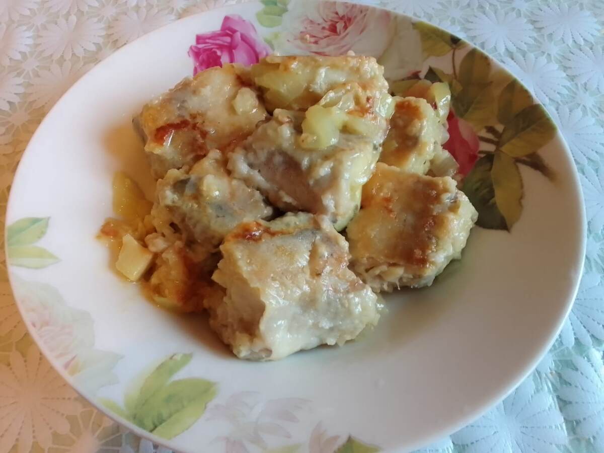 Минтай, жареный с луком 