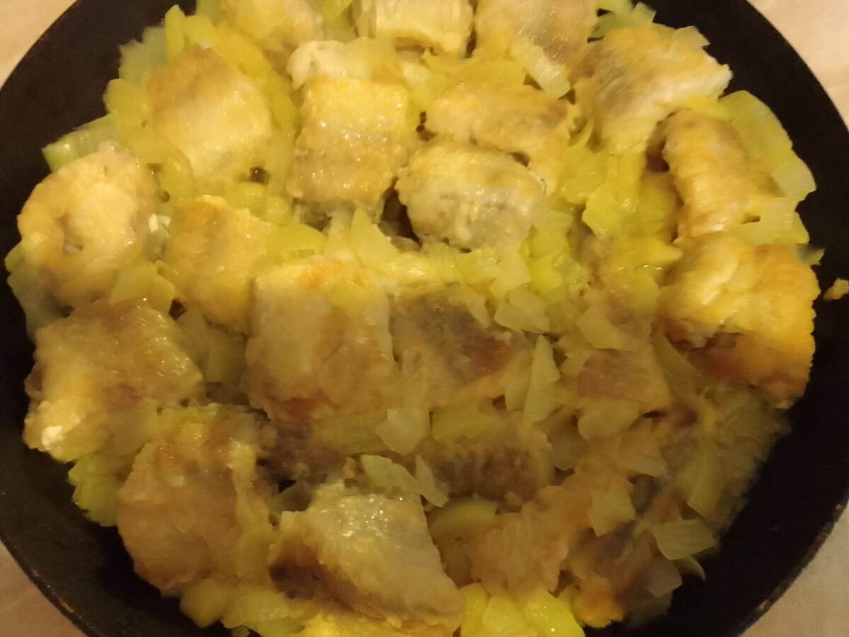 Минтай, жареный в луковом соусе 