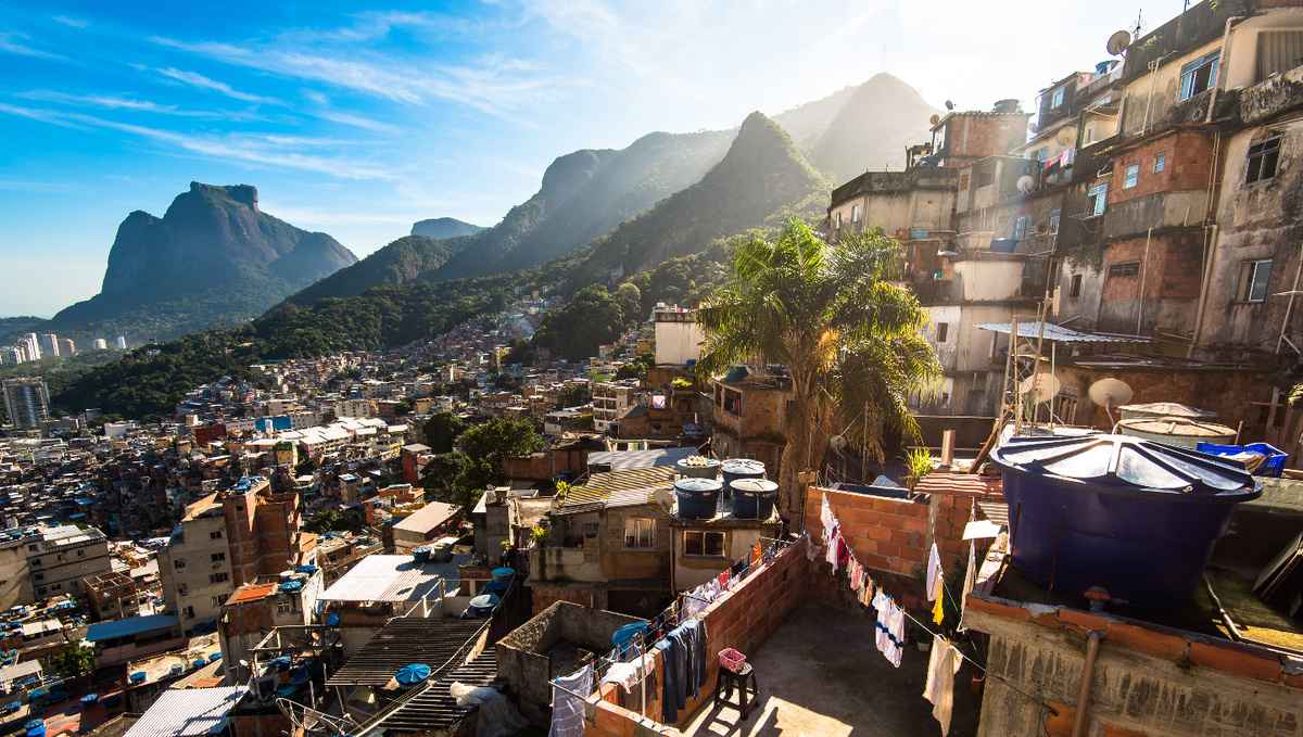     Фото: Donatas Dabravolskas/Shutterstock/FOTODOM Местные криминальные авторитеты быстро поняли, что живые и довольные туристы приносят денег больше, чем запуганные. И организовали официальный туризм в свою фавелу. Правда, посещать ее лучше с гидом