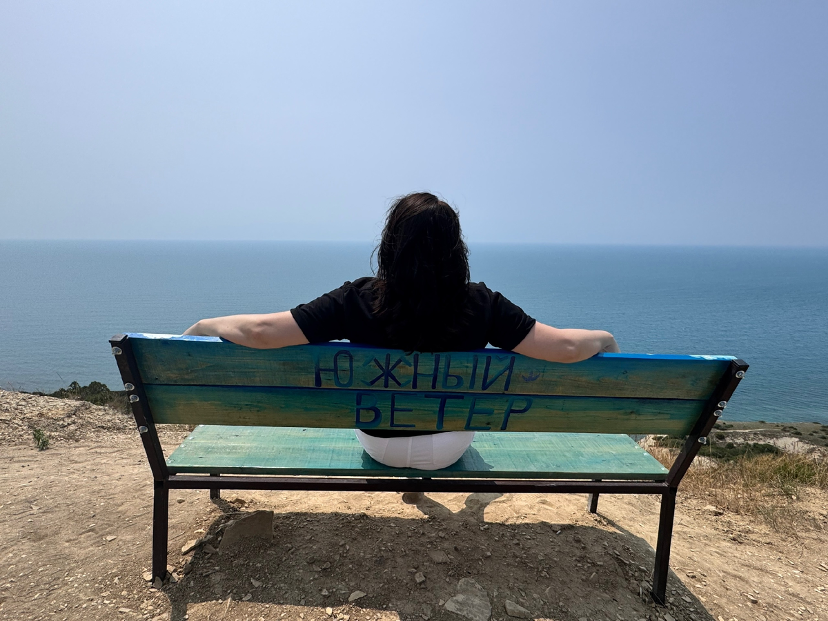 Привет, я Оксана. В марте 2024 года мы переехали из Перми в Анапу. Мы семья медиков. Муж работает на скорой, я занимаюсь детьми (их у нас трое)  и веду блоги в социальных сетях. Подписывайтесь и следите за жизнью многодетной семьи на берегу Черного моря.