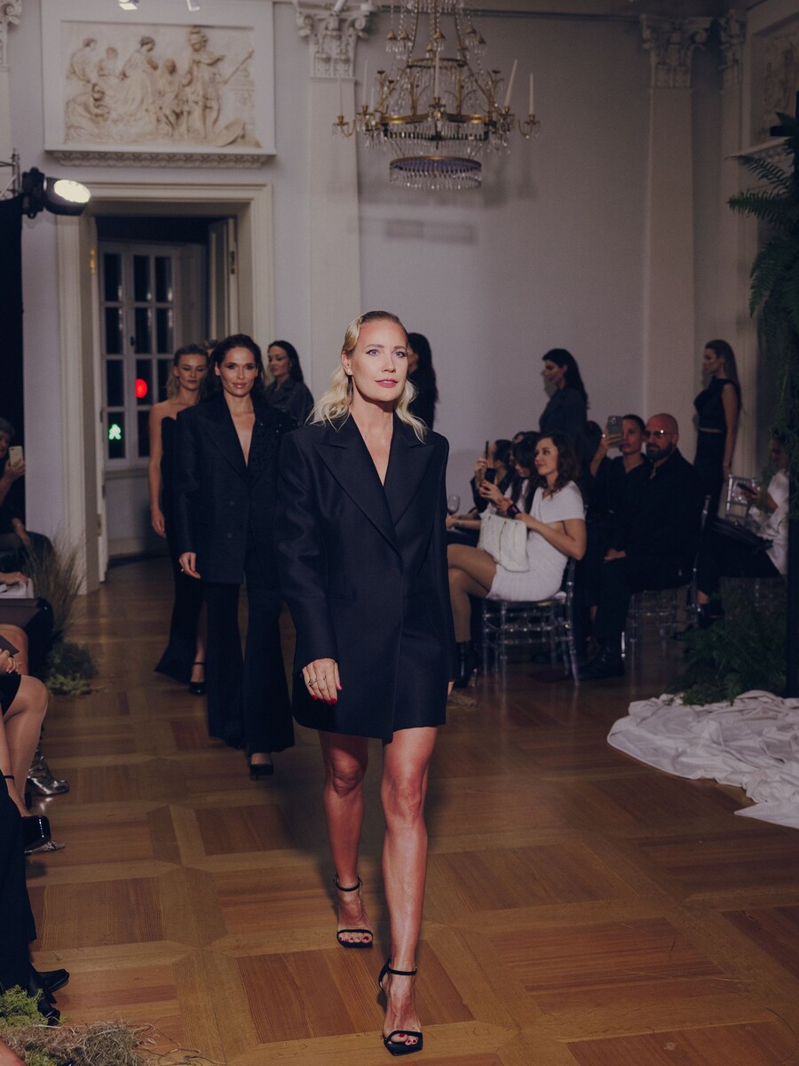 В дефиле приняли участие телеведущая Елена Летучая и галерист Полина Аскери